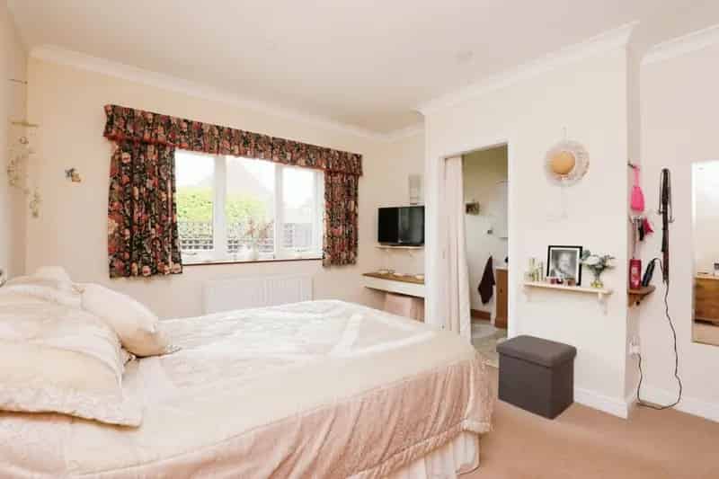 Spacious Family Home near Retford with Landscaped Gardens