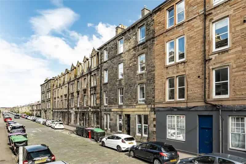 2 Bed Flat First Floor Edinburgh Trinity Area