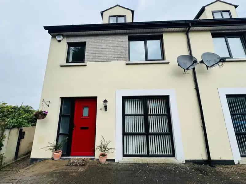 Semi Detached House with River Views Near Amenities