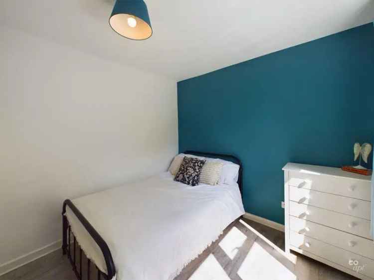 5 Bedroom Semi-Detached House Near City Center
