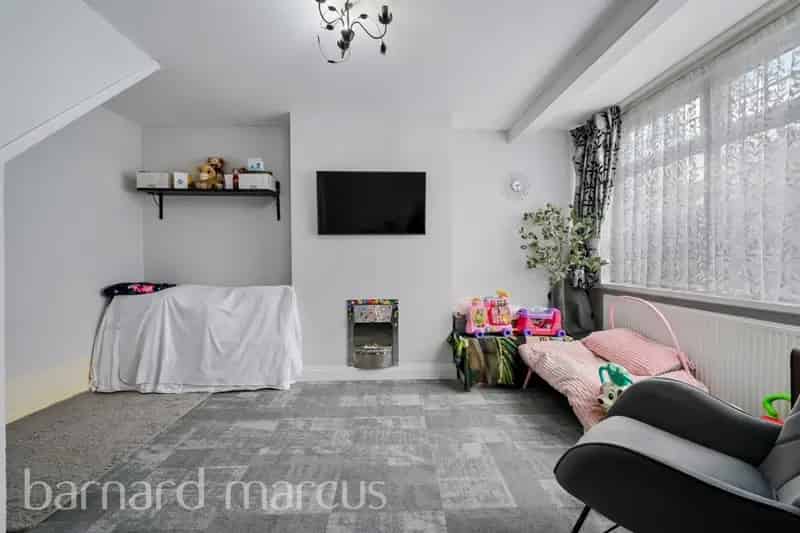 3 Bed End Terrace House Feltham Extended Modern Kitchen Family Home Garage