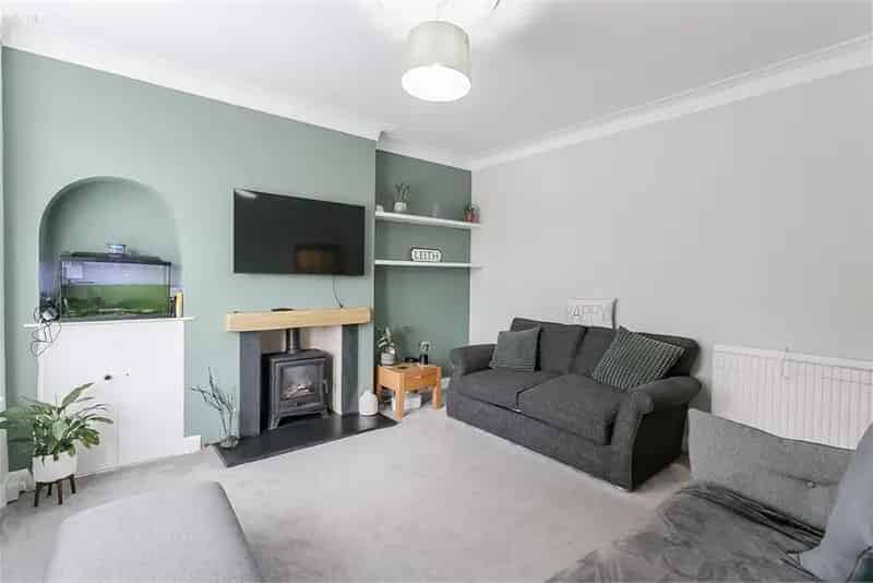 3 Bed Semi-Detached House with Garden and Garage