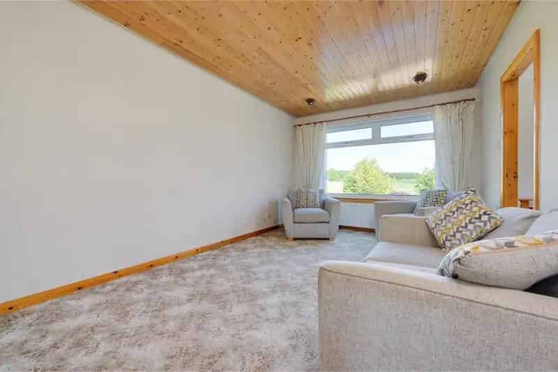 2 Bed Detached Bungalow with Conservatory and Garage