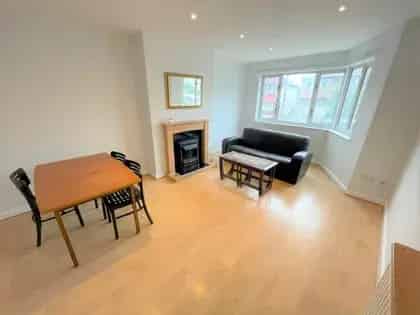 2 Bedroom Apartment Harrow Central Location Dishwasher Parking Available June 2025