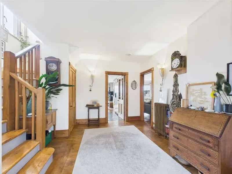 4 bed house for sale