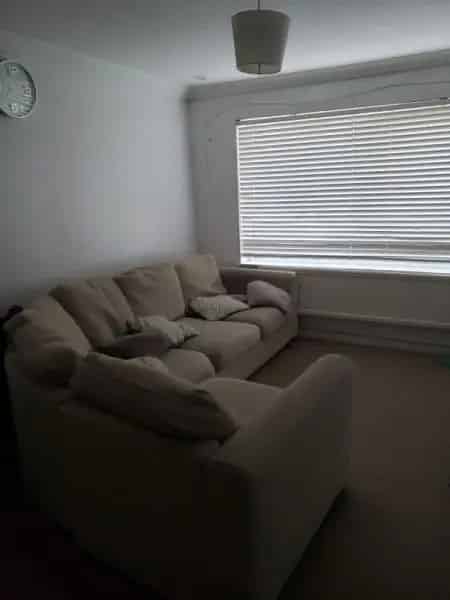 Spacious 2 Double Bed Flat Near Town Centre