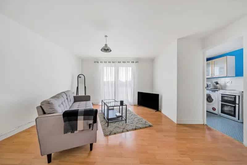 2-Bed River View Apartment near Woolwich DLR Elizabeth Line Chain Free