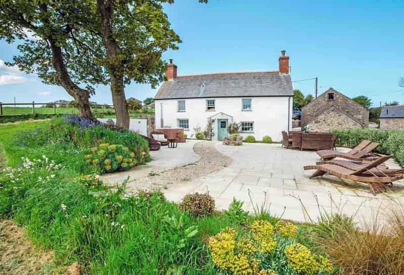 Grade II Listed Farmhouse with Barn and Shepherd's Hut