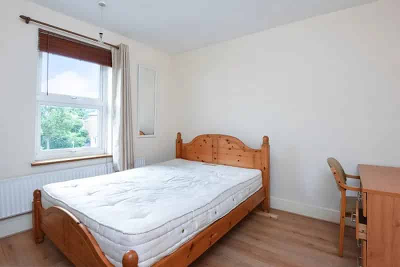 Three Four Bedroom House Near Kingston Norbiton Stations