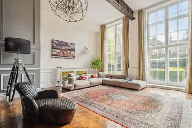 Flat for Sale in Battersea - Victorian Conversion with Parking