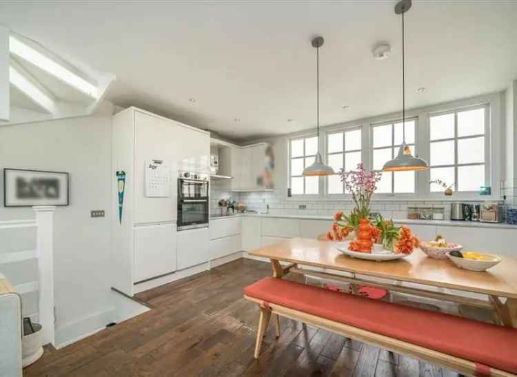 Three Bedroom Freehold House in Gated Mews Near Transport Links