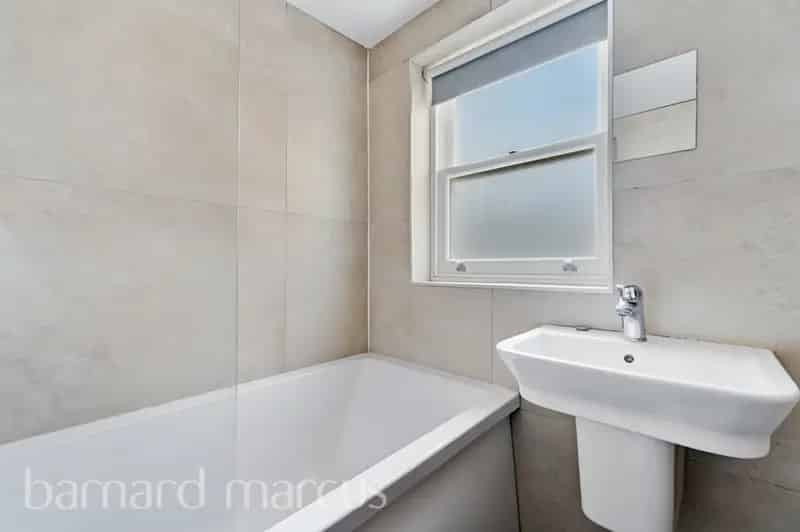 3-Bedroom Apartment Near Ealing Broadway Station - Zero Deposit Guarantee