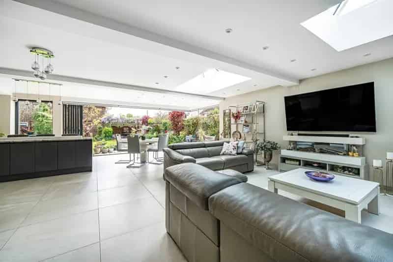 4 Bedroom Detached House Bush Hill Park
