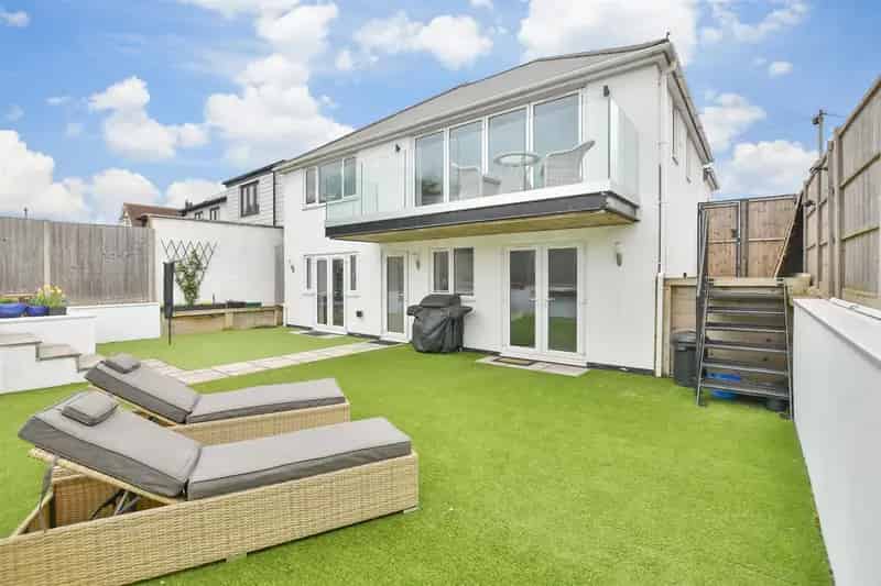 4 Bedroom Detached House Near Beach and Town Centre