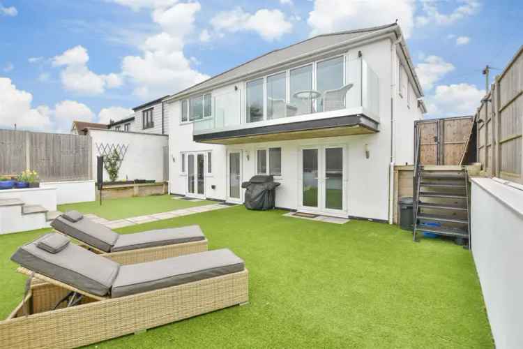 4 Bedroom Detached House Near Beach and Town Centre