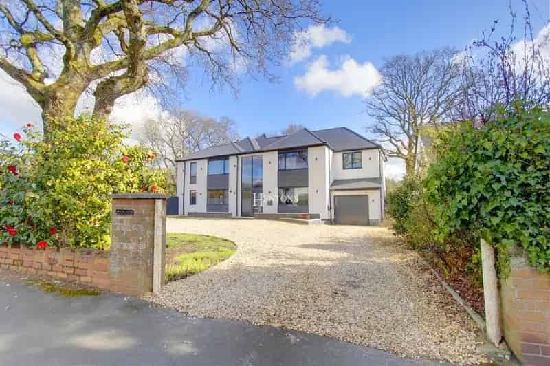 6 Bedroom Detached House For Sale