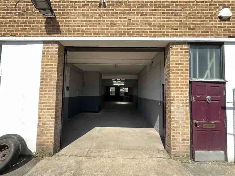 Workshop Industrial Unit with Offices To Let Reading