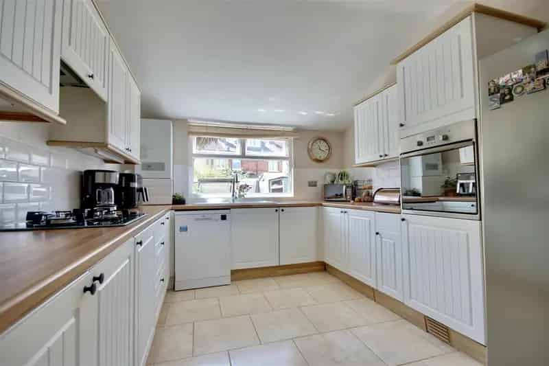 5 Bedroom Family Home Hewett Road