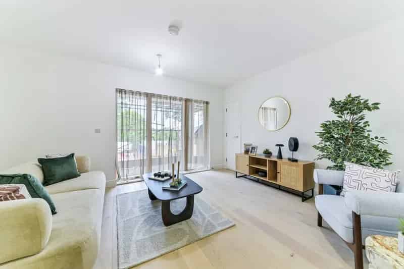 Luxury 2-Bed Apartment with Private Terrace Near Purley Station
