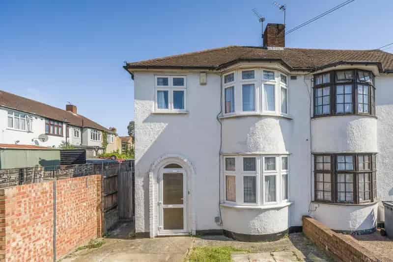Five Bedroom 1930s Family Home Near Amenities and Transport