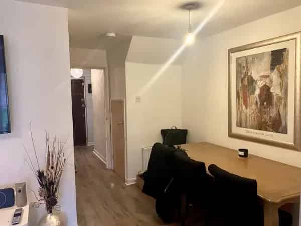 2 Bed Terraced House Near London - Garage, Garden, Driveway