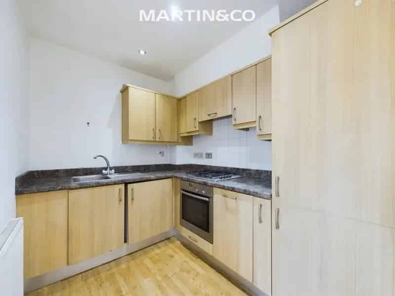 2 Bedroom Flat for Sale in Egham Town Centre