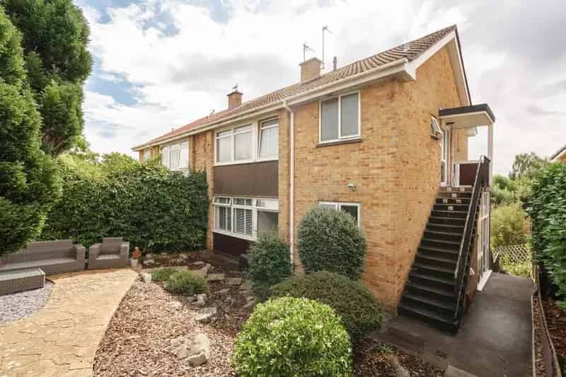 2 Bedroom Flat for Sale with Private Garden and Garage