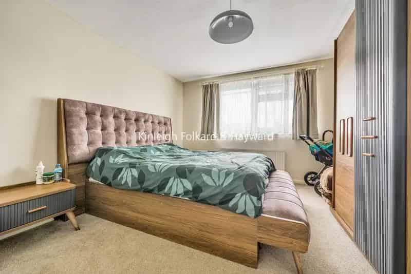 Spacious 2-Bed Flat with Balcony and Parking - Chain Free