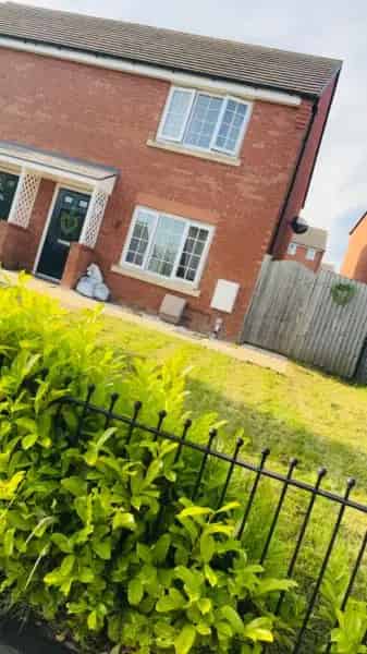 2 Bedroom House with Garden and Downstairs Toilet