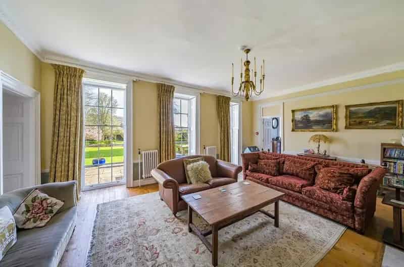8 Bedroom Detached House for Sale