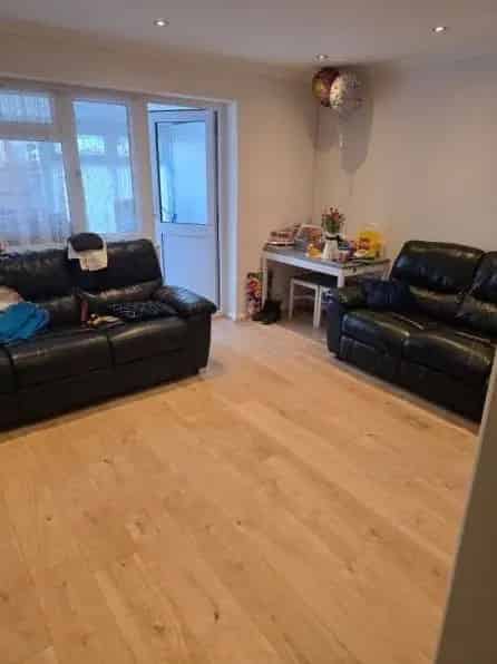 3 Bedroom Terraced House with Wetroom Garage and Gardens