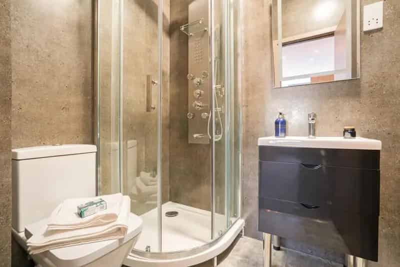 Studio Apartment Available Now - Modern First Floor