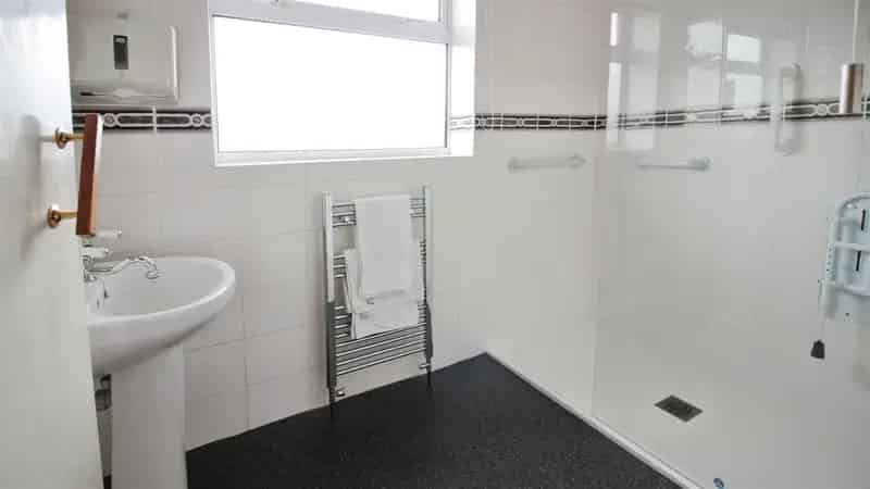 3 Bedroom Semi Detached House to Rent Large Garden Huge Potential