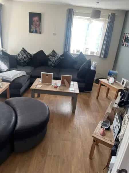 2 Bed 1st Floor Flat Near Shops and Schools