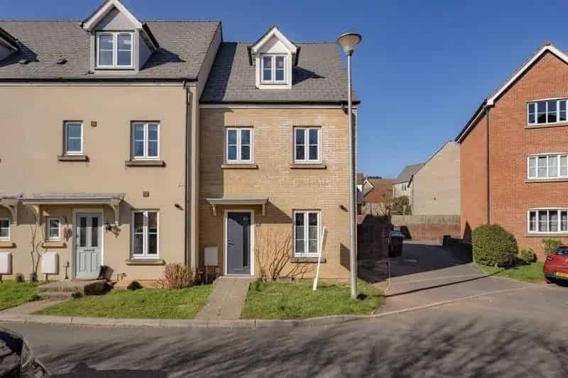 3 Bedroom End of Terrace House for Sale