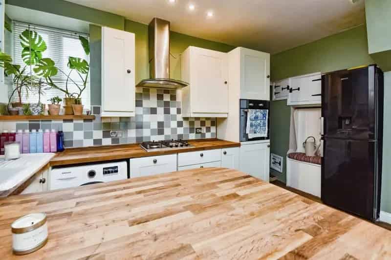 Charming 3-Storey End-Terraced House with Garden
