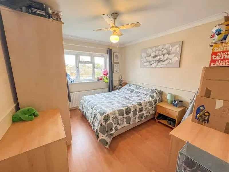 5 Bed Semi-Detached House For Sale
