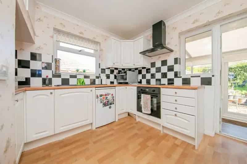 3 Bed Semi-Detached House with Conservatory and Garden
