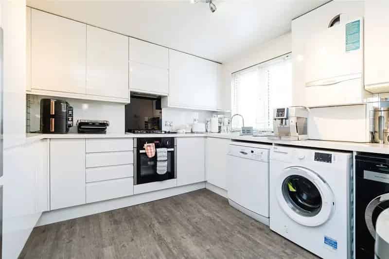 Three Bedroom End of Terrace House for Sale No Onward Chain
