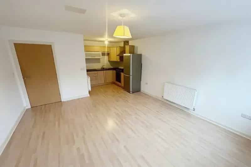 Spacious One Bedroom Apartment Available March Modern Kitchen Near Shops