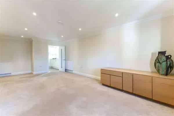 Retirement Apartment with 2 Bedrooms and 2 Shower Rooms in Bourne End