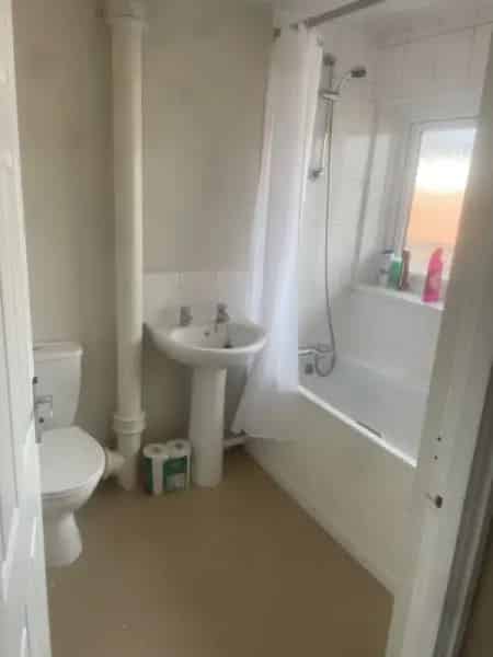 1st Floor Flat Near Town Centre with Outbuilding Storage