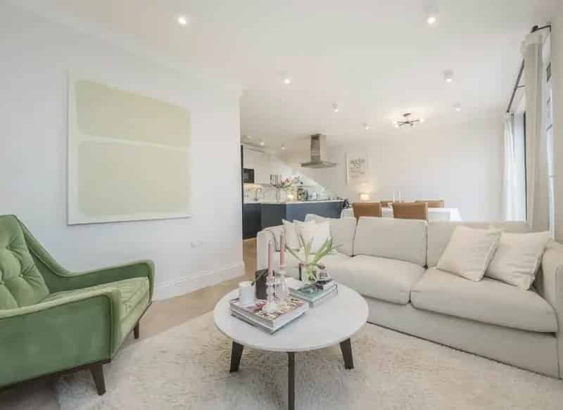 2 Double Bed Top Floor Apartment Near Elizabeth Line