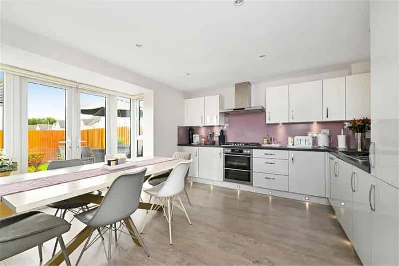 5 Bed Detached House with Garden and Driveway