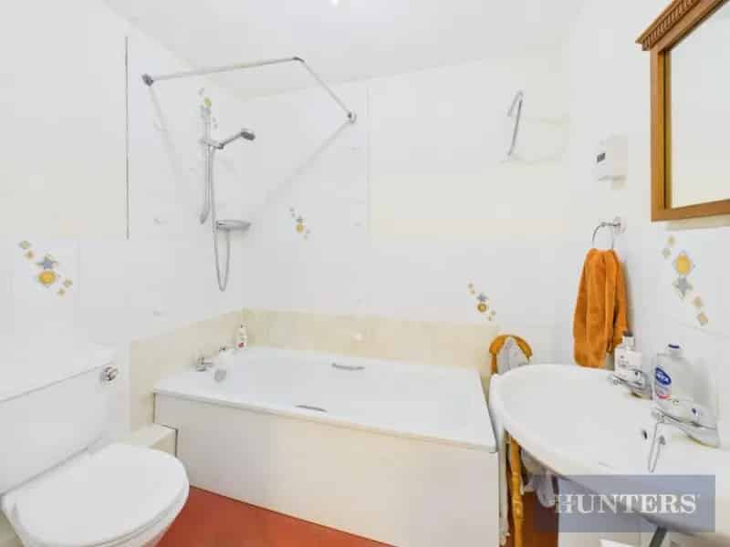 2 Bed Ground Floor Flat for Sale - Open Plan Living & Parking