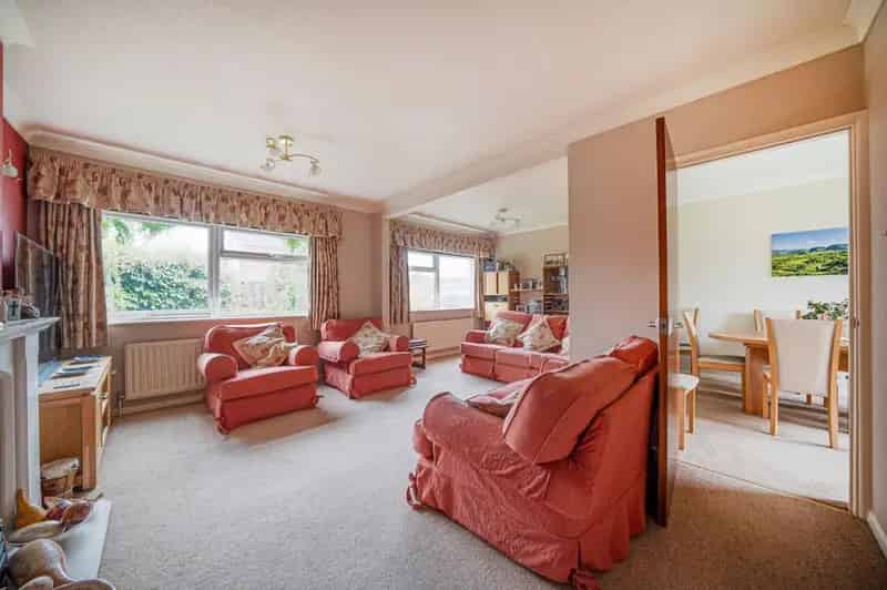 6 Bed Detached House for Sale in Oakley