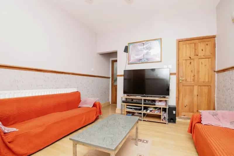 3 Bedroom Mid Terrace House Near Train Stations