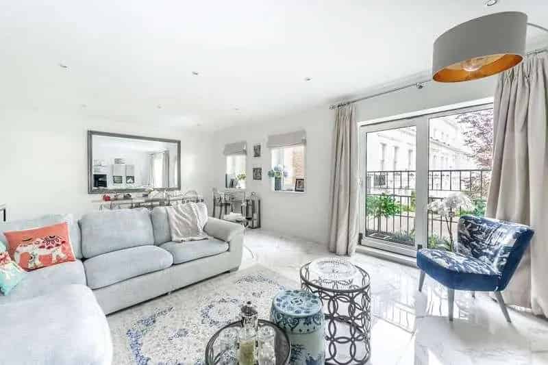 2 Bed Flat for Sale Near Gloucester Road