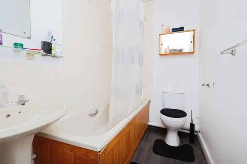 2 Bedroom Flat for Sale Salford Near Salford Quays
