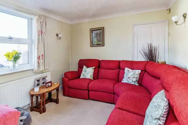Three Bedroom End of Terrace House Near Newport Pagnell High Street